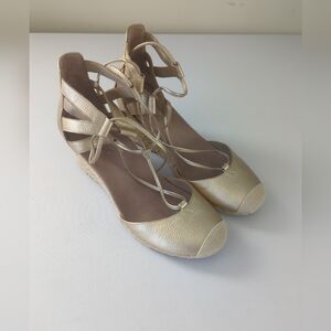 Vionic women's Calypso gold metallic espedrille send a lace-up wedge size 6.5